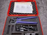 Les outils se trouvent dans la mallette posée sur la table, prêts à l'emploi.