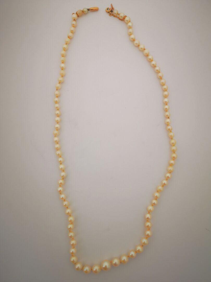 COLLIER d'un rang de PERLES DE CULTURE en chute, fermoir en …