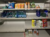 de nombreux types d'articles différents sur les rayons du magasin
