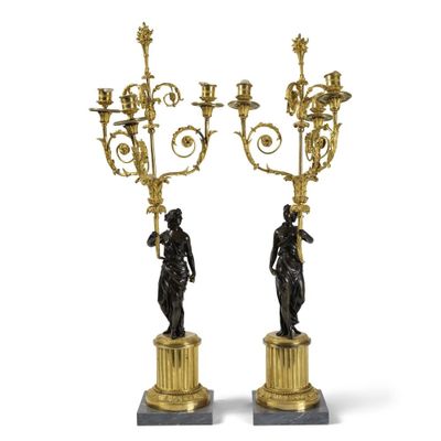 paire de candélabres en bronze et marbre ornés de figures sur socle