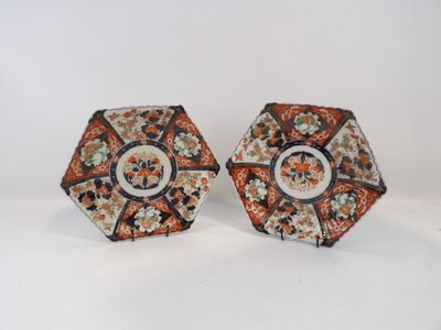 paire d'assiettes japonaises anciennes de style Imari, ornées de motifs floraux
