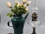 trois vases et une lampe posés sur une table