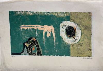 une peinture accrochée au mur d'un immeuble représentant une tasse de café