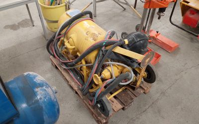 une borne d'incendie jaune posée sur une palette