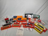 de nombreux types de trains miniatures sur la table