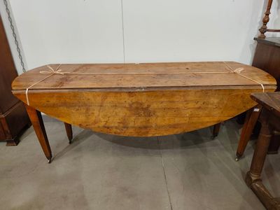 une table en bois avec un plateau en bois et deux chaises