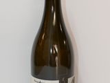 une bouteille de vin posée sur une table