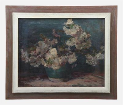 tableau représentant un vase de fleurs posé sur une table devant un fond bleu