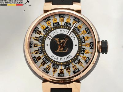 un gros plan d'une montre au cadran noir et doré