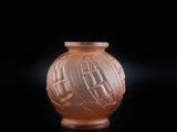 un vase posé sur une surface noire