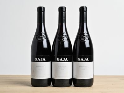 trois bouteilles de vin posées sur une table en bois