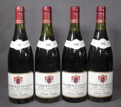 quatre bouteilles de vin sont alignées sur une table