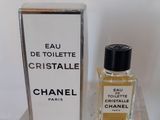 Eau de toilette Chanel, de Chanel, dans un présentoir