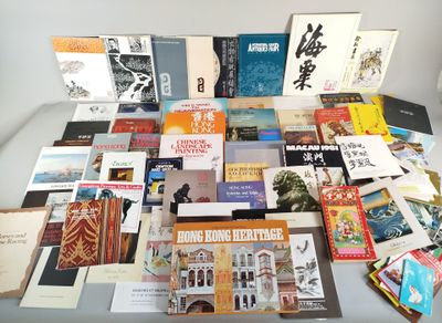 un grand nombre de livres posés sur une table