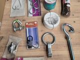 de nombreux objets posés sur une table en bois