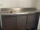 une boîte posée par terre à côté d'un plan de travail de cuisine
