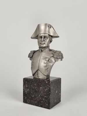 une statue représentant le buste d'un homme coiffé d'un chapeau