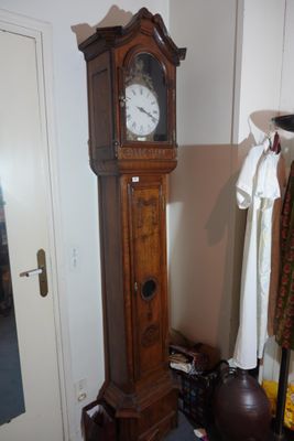 une horloge grand-père dans le coin d'une pièce