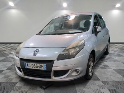 la photo d'une voiture argentée garée dans un garage