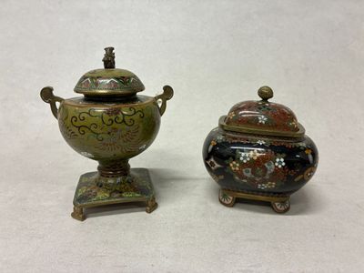 deux vases posés l'un à côté de l'autre sur une table