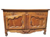 une image d'une armoire en bois avec des sculptures sur les portes