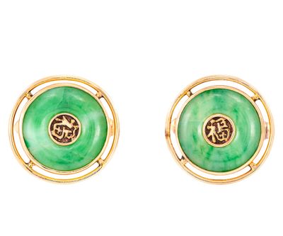 une photo d'une paire de boucles d'oreilles en jade vert et en or