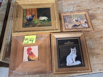 quatre photos encadrées représentant des chats et des poulets, posées sur une table