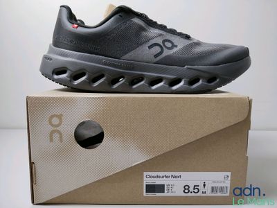 des chaussures de course Cloudflow dans une boîte posée sur une surface blanche