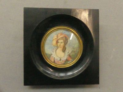 la photo d'une photo représentant une femme coiffée d'un chapeau, accrochée au mur