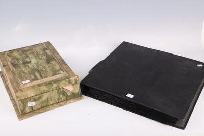 deux livres posés l'un à côté de l'autre sur une table
