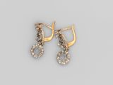 une paire de boucles d'oreilles en or et diamants
