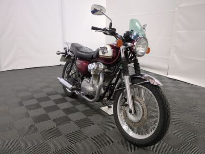 une moto posée sur un sol à carreaux noirs et blancs