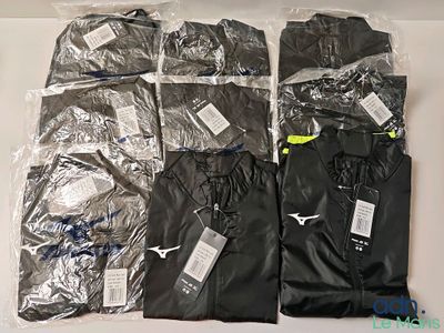 Plusieurs paires de vêtements pour hommes sont emballées dans des sacs en plastique