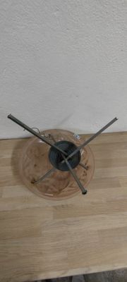 une horloge posée sur une table en bois
