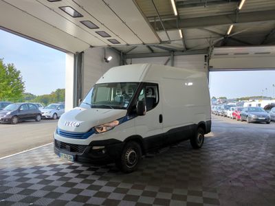 une camionnette blanche garée dans un garage