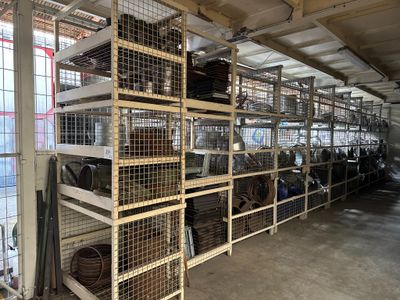 une grande pièce avec de nombreuses cages disposées sur des étagères