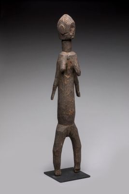 l'image d'une statue d'un homme avec un chapeau sur la tête