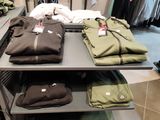 beaucoup de vêtements sur une étagère dans un magasin