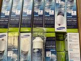des cartons de filtres à eau sont empilés les uns sur les autres dans un carton