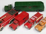 cinq camions miniatures alignés les uns à côté des autres