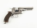 gros plan d'un revolver sur une surface blanche