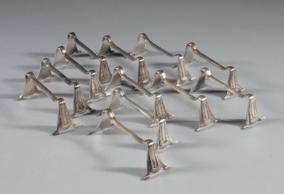 de nombreuses figurines en argent alignées les unes à côté des autres