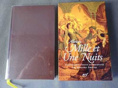 un livre posé sur une table à côté d'un livre