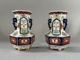 paire de vases chinois anciens ornés de motifs bleus et rouges
