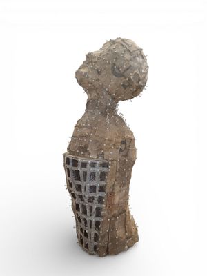 Grande statuette vaudou ou rituelle avec des bandelettes de …