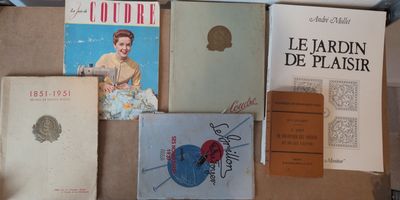 une personne debout sur une table recouverte de nombreux livres