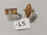 une paire de bagues en or serties de diamants, avec son étiquette de prix