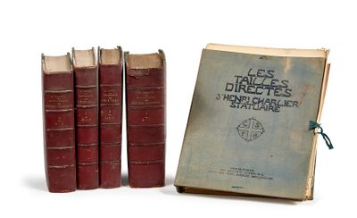 trois livres rouges posés les uns à côté des autres sur une surface blanche