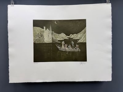 une photo en noir et blanc d'un bateau avec des personnes à bord