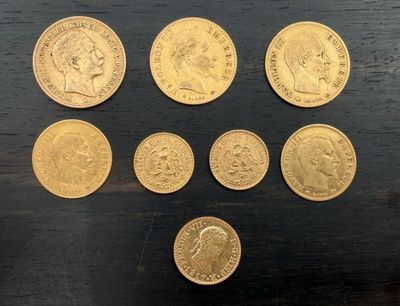 six types différents de pièces d'or sur une surface noire